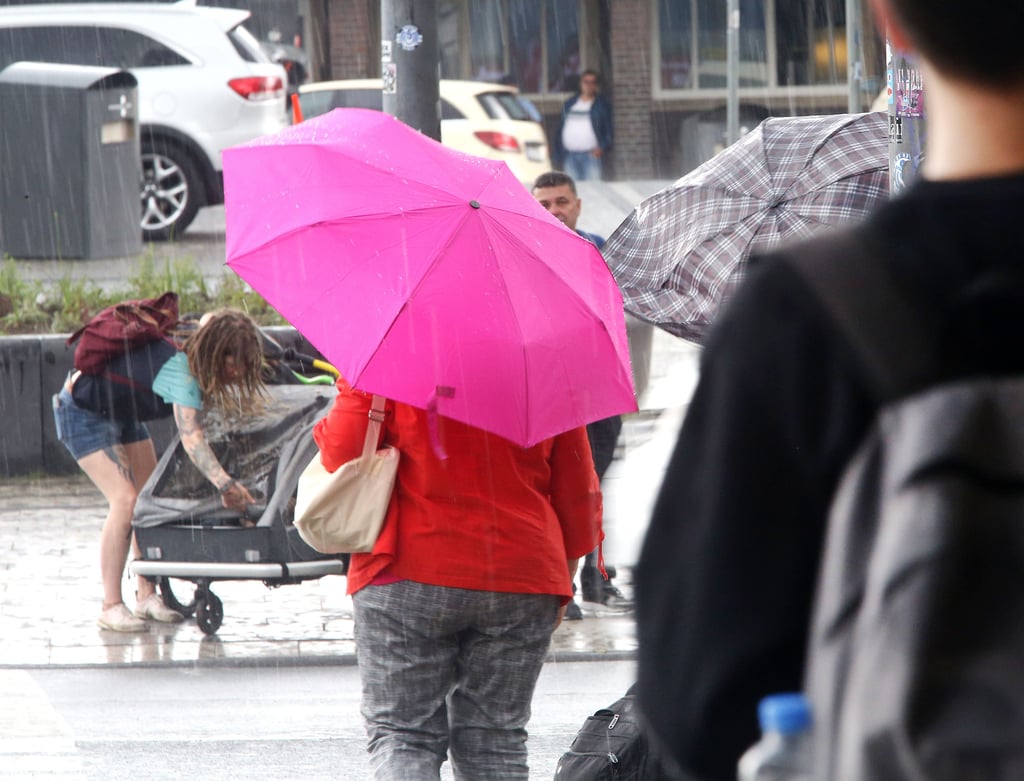 Passanten mit Regenschirmen: Laut Wetterdienst ist am Donnerstag mit Gewittern und Regenschauern zu rechnen.