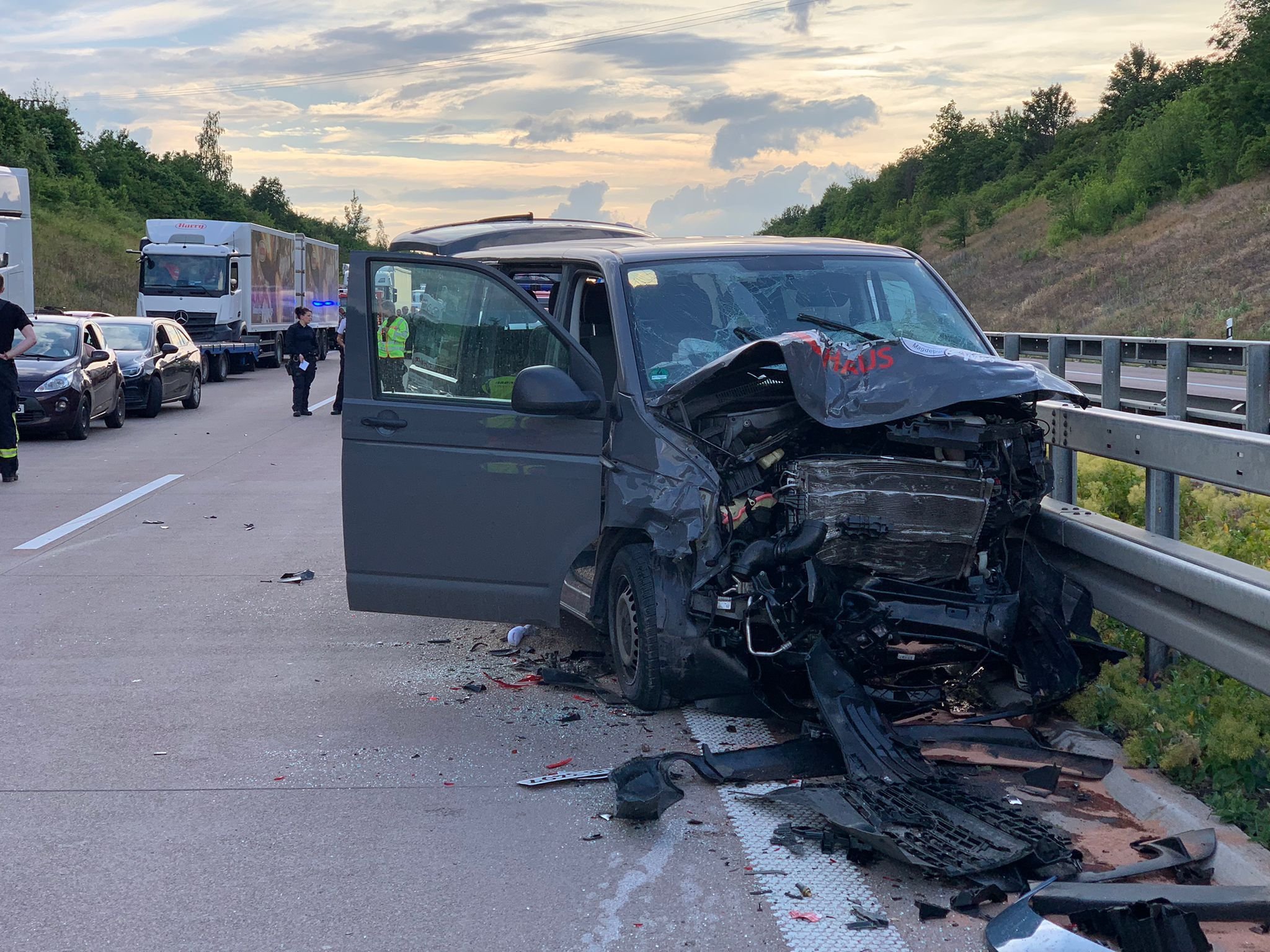 Schwerer Unfall Auf Der A14 Bei Halle: Drei Tote - 19 Personen Verletzt ...