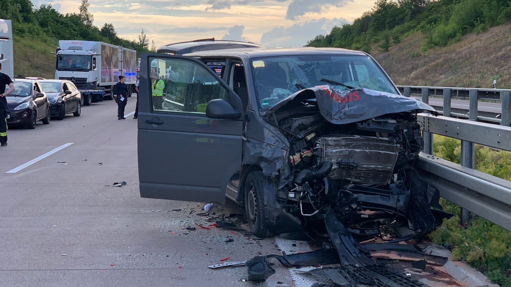 Bei einem schweren Unfall auf der A 14 wurden drei Personen tödlich verletzt.