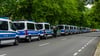 In Wolfen hat die Polizei ein Hotel durchsucht. Davor reihten sich über ein Dutzend Einsatzfahrzeuge.