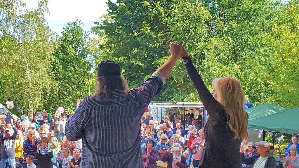 Nach der gemeinsamen Bühnenpremiere mit Petra Zieger (r.) in der Fuhneaue freut sich Frank Hardy Wedler auf das Ostrock-Open-Air am Sonnabend auf der Roßlauer Burg mit drei Bands: Es spielen Hardy & Heroes, Zonenrocker und die SAX’N Anhalt VIP Band.