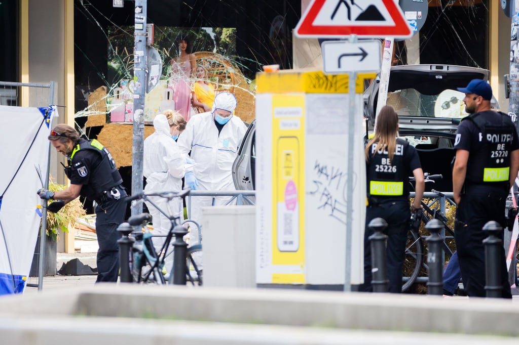 Experten der Polizei sichern, nach einem tödlichen Zwischenfall, Spuren an und neben einem Fahrzeug. Ein Auto ist in der Nähe der Gedächtniskirche in Berlin in eine Personengruppe gefahren, ein Mensch ist gestorben.