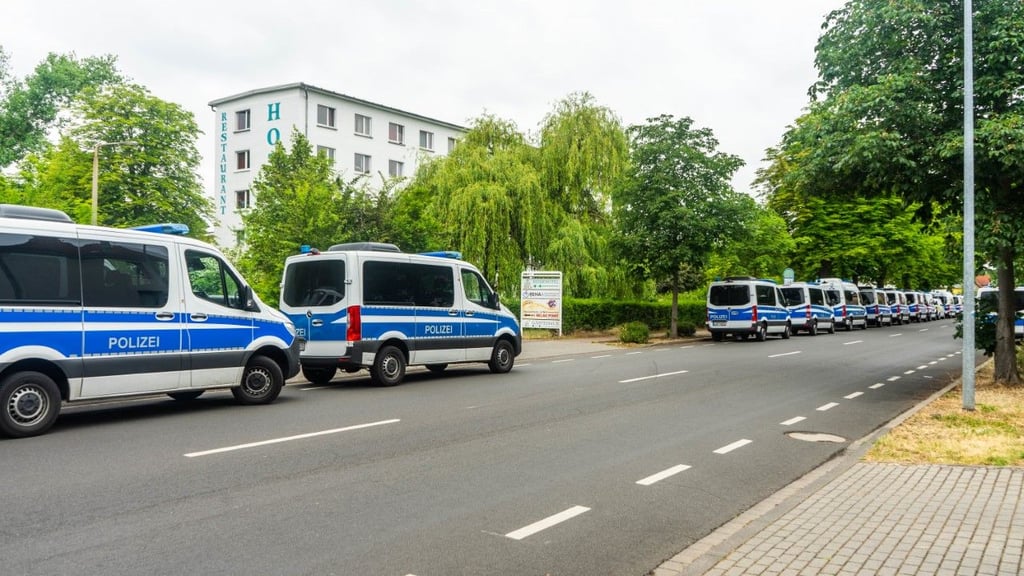 Polizeiautos in der Damaschkestraße in Wolfen. Hier war eines der durchsuchten Objekte.