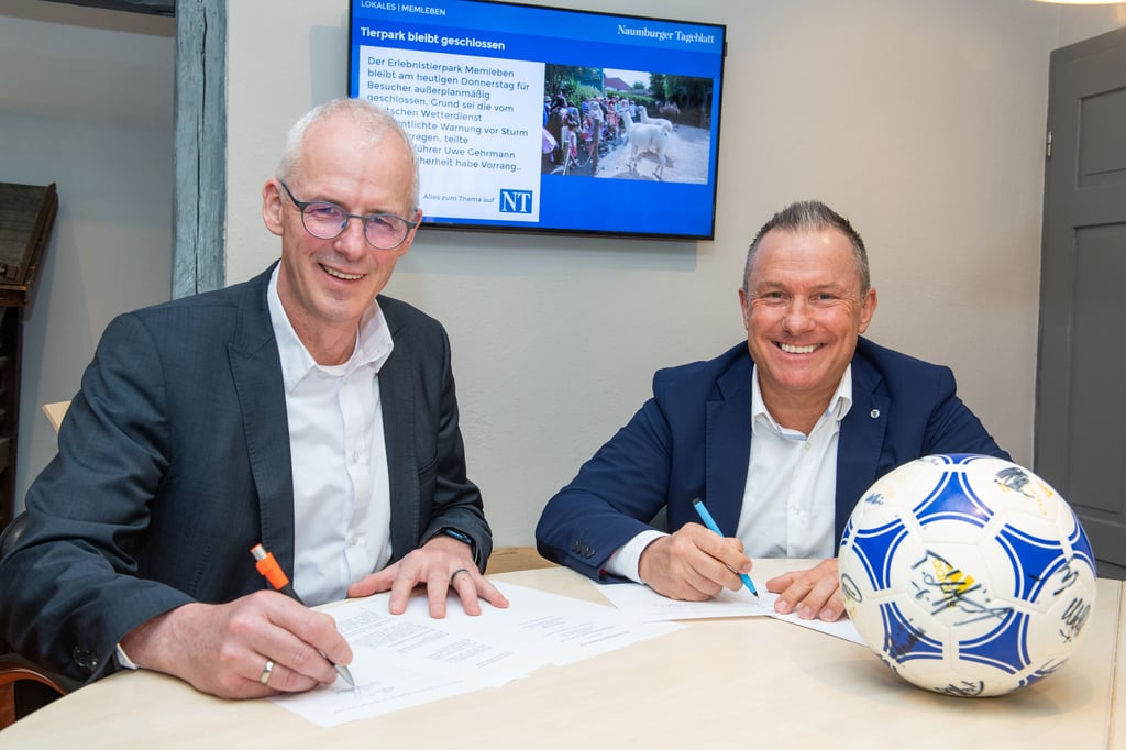 In der letzten Runde unseres regionalen Fußball-Tippspiels gibt es noch mal 50 Euro für den Wochensieg, spendiert vorn Dirk Claus (r.), Geschäftsführer der BRU Security GmbH, hier mit Tageblatt/MZ-Verlagsleiter Olaf Döring.