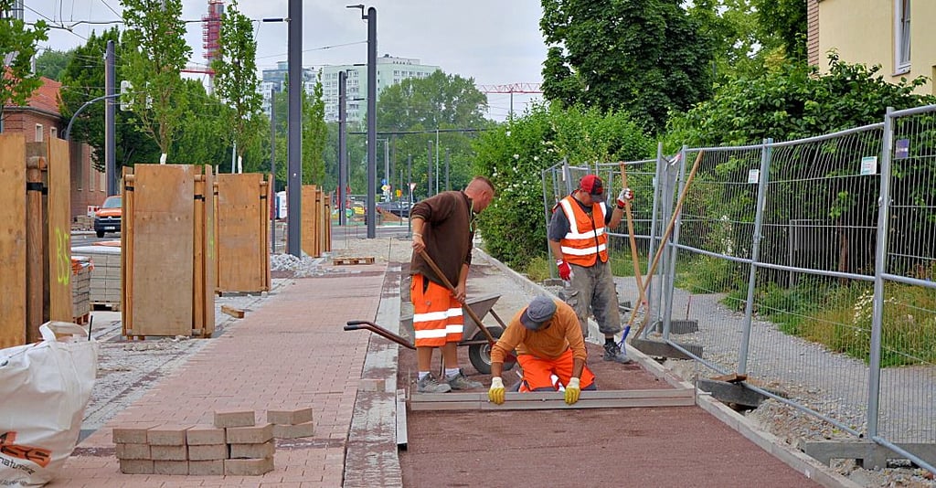 Die Arbeiten an der Cracauer Straße in Magdeburg dauern noch etwas an. So wird noch an den Fußwegen gearbeitet, und einige Straßenzufahrten konnten wegen des Fehlens von speziellen Rinnensteinen noch nicht fertiggestellt werden.