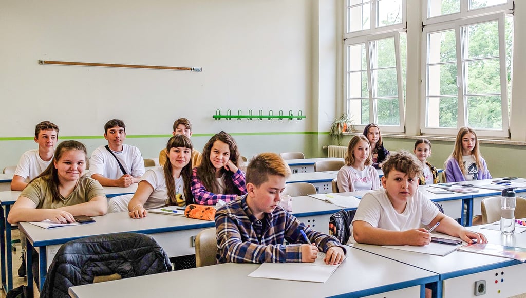 Blick in die Ankunftsklasse mit Kindern aus der Ukraine, die dort unter anderem Sprachunterricht erhalten.