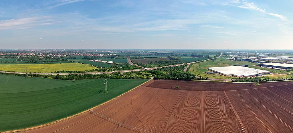 Hier soll 2023 Baubeginn für zwei Intel-Chipfabriken sein. Zusätzlich zu den 380 Hektar bisher landwirtschaftlich genutzter Fläche auf Magdeburger Grund werden rund 80 Hektar weiterer Acker der Nachbargemeinde Sülzetal bebaut.