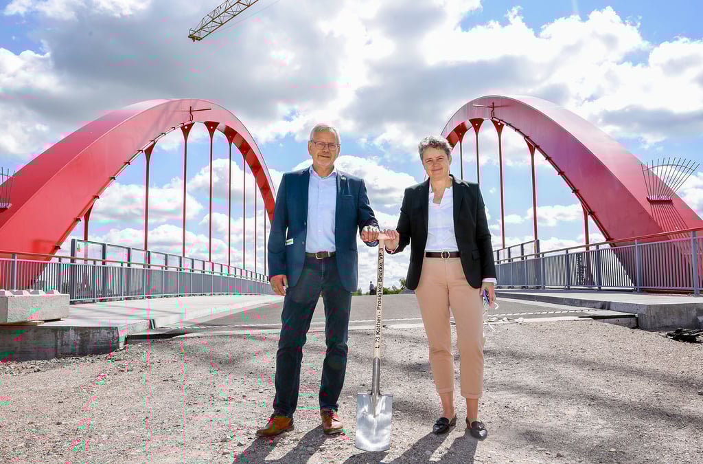Ministerin Lydia Hüskens und Köthens Oberbürgermeister Bernd Hauschild setzten den Spatenstich für ein noch vier Jahre dauerndes Projekt.