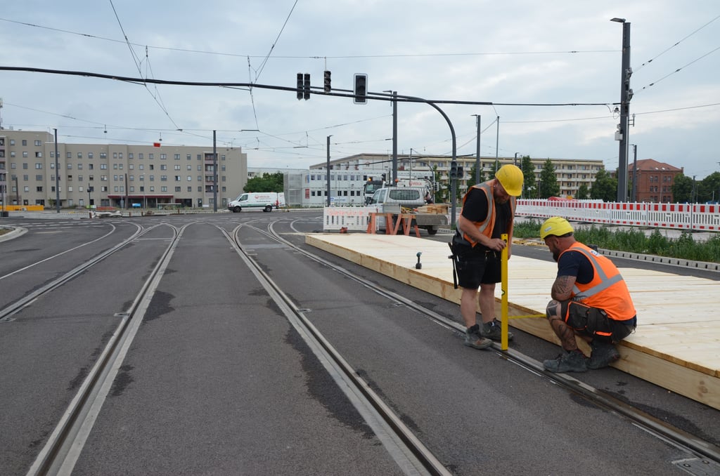 Bauleute errichten auf der neuen Rampe am Heumarkt in Magdeburg eine barrierearme Ersatzhaltestelle für die Straßenbahnen. Die Linie 4 verkehrt ab 11. Juni 2022 über das neue Gleisdreieck in Richtung Magdeburg-Cracau.