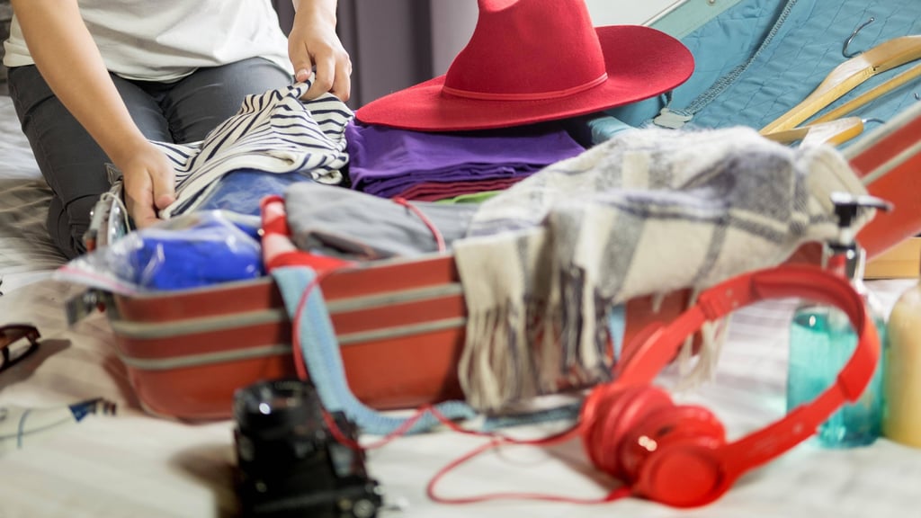 Mit einfachen Tricks kann beim Kofferpacken für den Sommer-Urlaub viel Platz gespart werden.