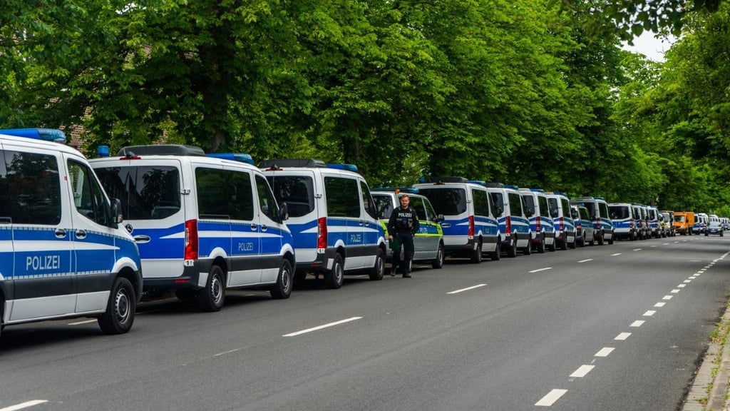 Polizei-Großeinsatz in Wolfen: Dutzende Polizeiwagen stehen in der Damaschkestraße in Wolfen.