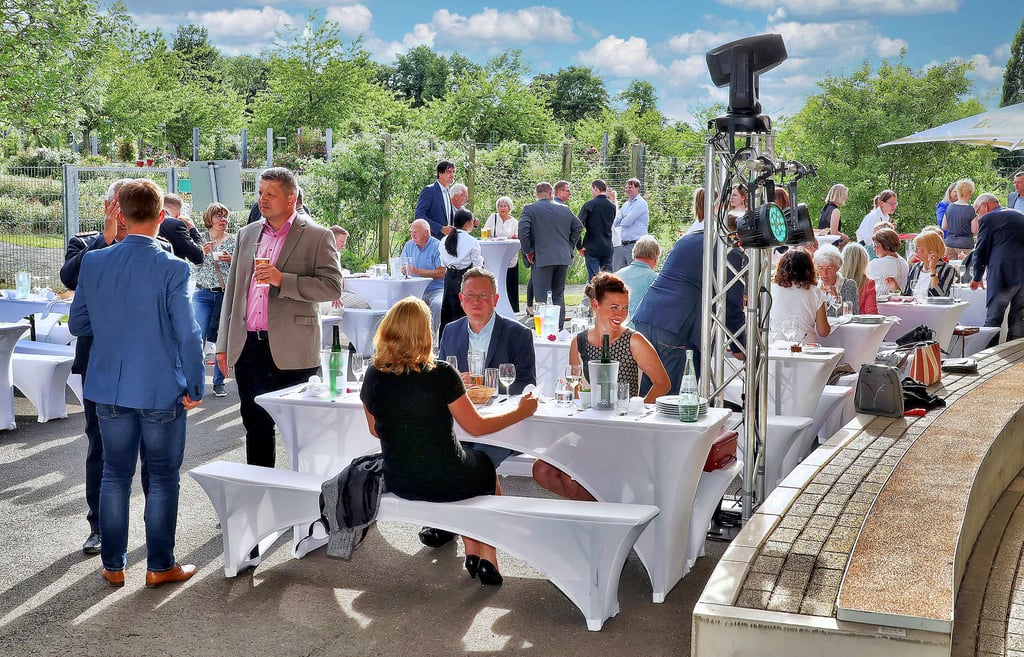 Bei schönstem Sonnenschein genossen die Gäste den Empfang in der Rosenarena.