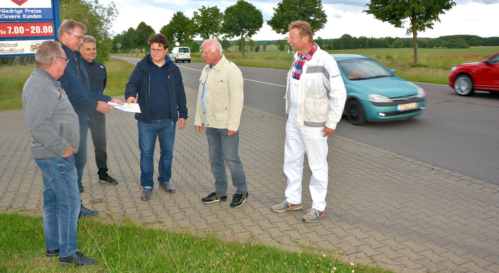 Mitglieder und Symphatisanten der Bürgerinitiative Sauberes Wohnen an der Landesstraße 52, wo in Sichtweite die Ortsumgehung verlaufen soll.