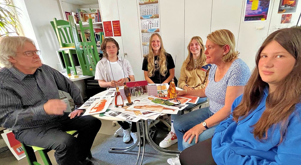 Quedlinburger Gymnasiasten und Unterstützer stellen das Papiertheater-Projekt in Klein vor.