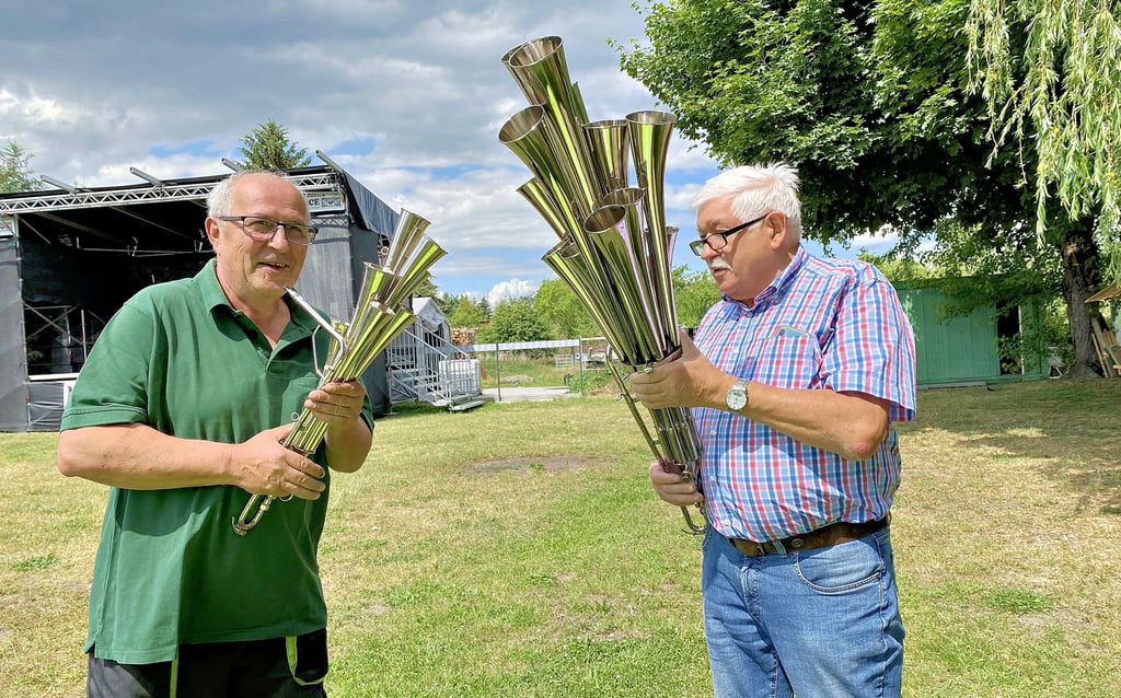 Zwei Urgesteine des Schalmeienspiels in Plodda: Werner Glowa (l.) und Dieter Dietrich testen ihre Instrumente auf dem Festgelände.