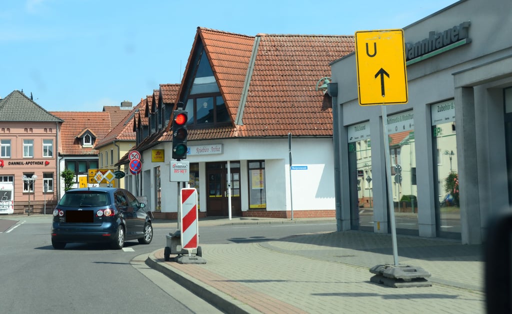 Auch wenn die Ampel rot zeigt, biegen dennoch einige Autofahrer in die Westpromenade ab oder fahren einfach geradeaus.