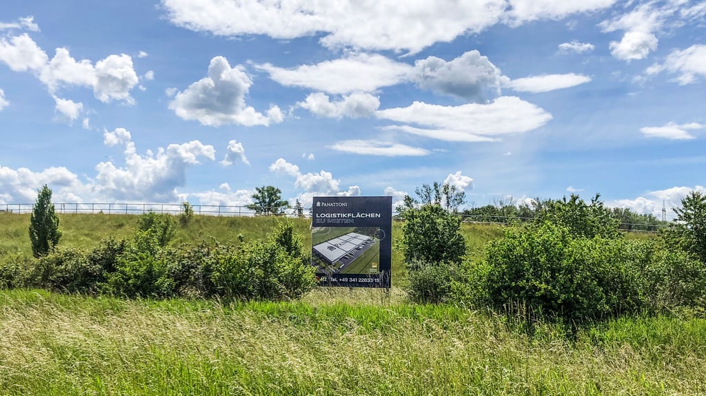 Hat vorübergehend die Werbetafel der Stadt ersetzt: das Schild mit dem für Logistikflächen geworben wird.