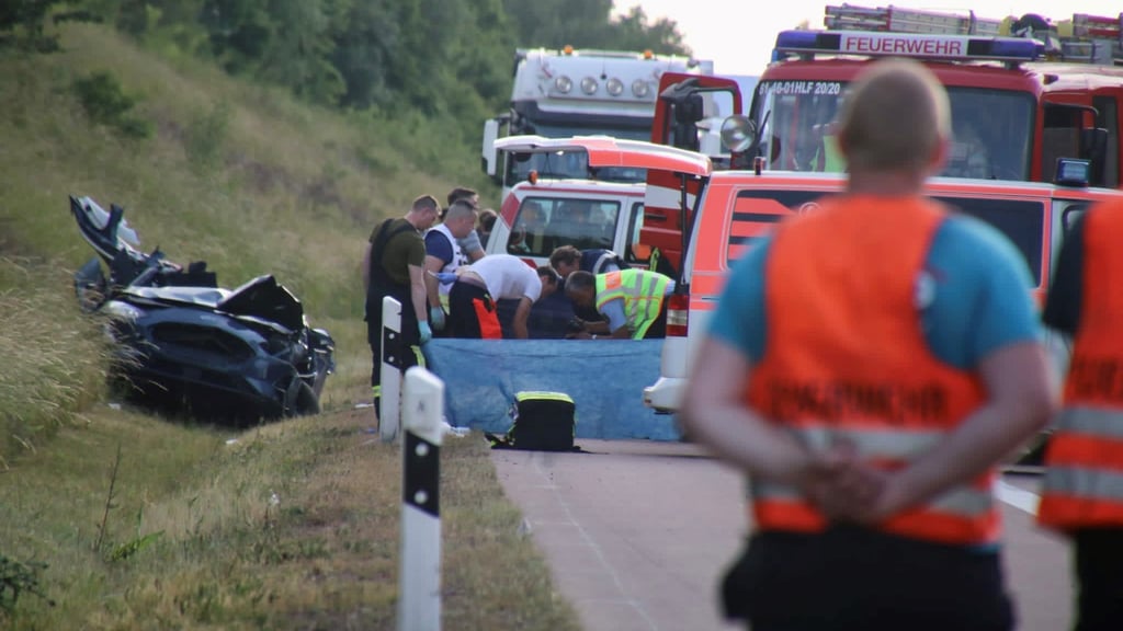 Tödlicher Unfall auf der A14 bei Halle: Über 100 Einsatzkräfte waren im Einsatz. Drei Menschen konnten sie nicht mehr helfen.