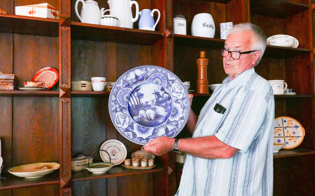 Siegfried Kramer mit dem sogenannten Delfter Teller, der in den 1920er Jahren in Annaburg gefertigt wurde.