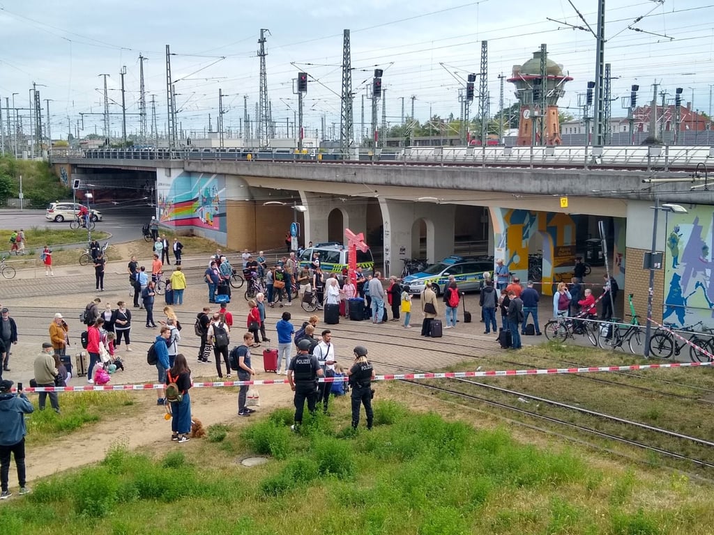 Die Polizei hatte die Zugänge am Hautbahnhof in Halle gesperrt, die Reisenden warten teilweise sehr lange auf die Aufhebung der Sperrung.