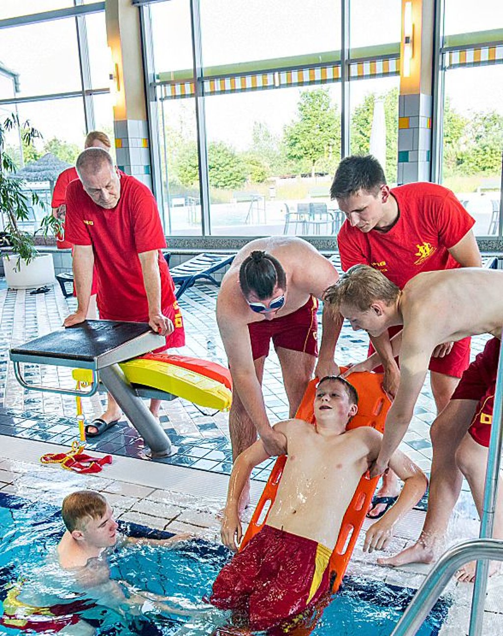 Training im "Bulabana": Mit einem Spine-Board, das bei Wirbelsäulen-Verletzungen Anwendung findet, wird eine Person aus dem Wasser gezogen.