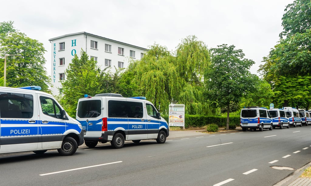 Die Polizeiwagen vor dem Hotel in der Altstadt von Wolfen.