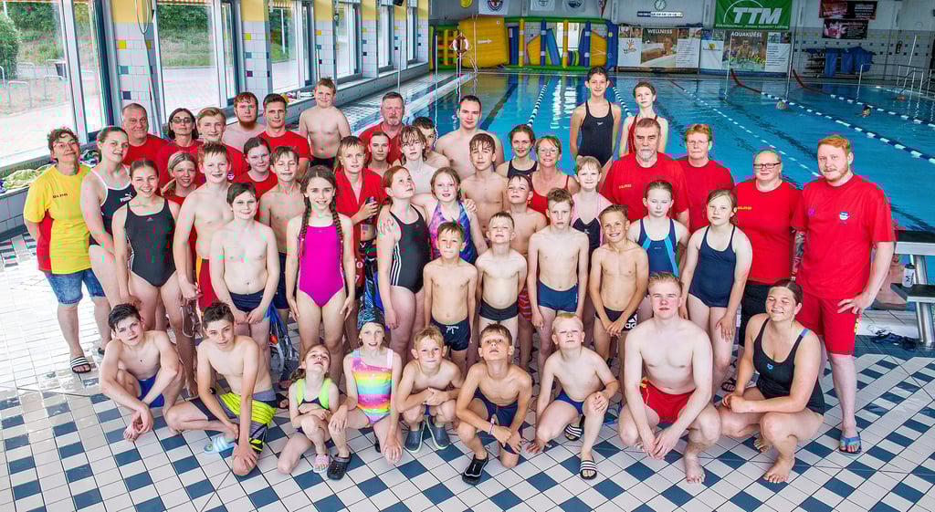 Gruppenfoto: Das Sport- und Freizeitbad „Bulabana“ ist Ausbildungs- und Trainingsstätte der DLRG-Ortsgruppe Saale-Unstrut.