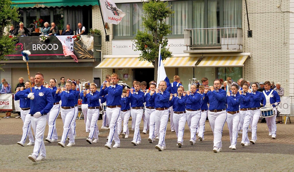 Der Spielmannszug Blau-Weiß Hettstedt hat in Belgien an einem internationalen Show- und Marschwettbewerb teilgenommen. Auf dem Marktplatz in der Stadt Hamont fand der musikalische Wettstreit der Bands statt.