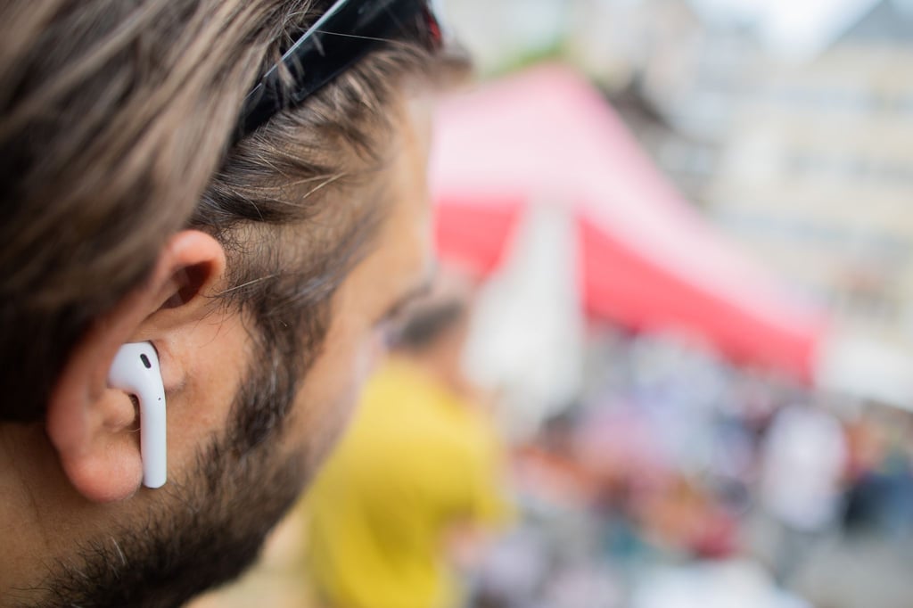 Lässt sich Musik teilen? Irgendwie ja: Mit Auracast kann künftig etwa ein einziges Smartphone beliebig viele Bluetooth-Kopfhörer in der Umgebung gleichzeitig bespielen.