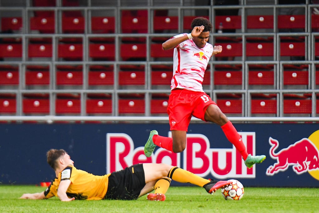 Sanoussy Ba steigt aus der U19 zu den Profis auf.