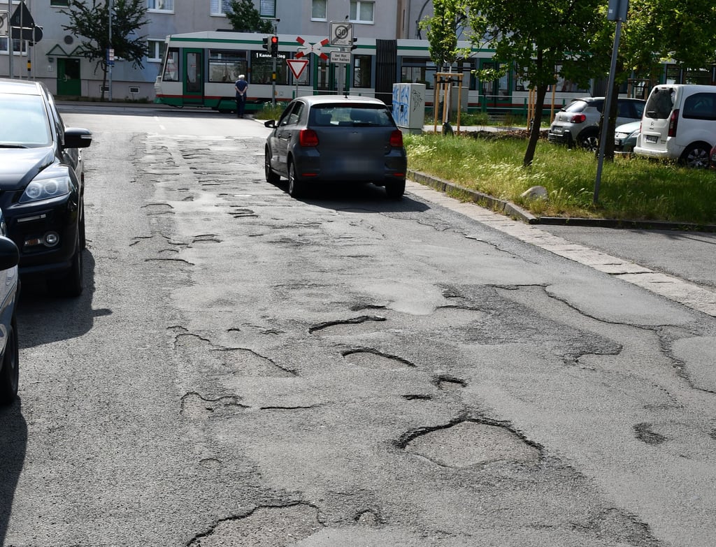 Straßenschäden in der Hans-Grundig-Straße im Magdeburger Stadtteil Kannenstieg.