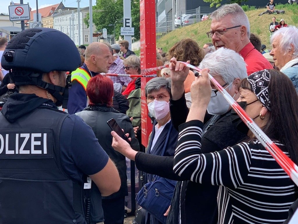 Erst gegen 11 Uhr wurde am Donnerstag die Sperrung des Hauptbahnhofes in Halle schrittweise aufgehoben.