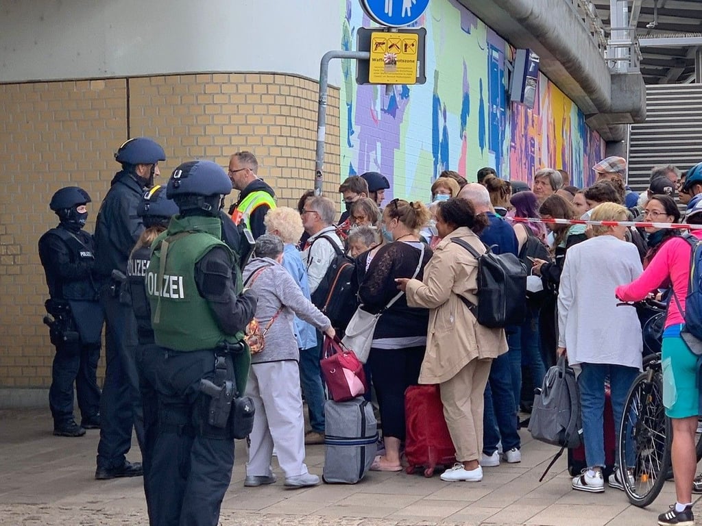 Bahnreisende und Pendler haben am Donnerstag am Hauptbahnhof in Halle viel Geduld mitbringen müssen. Polizeibeamte kontrollierten die Zugänge zum Hauptbahnhof.