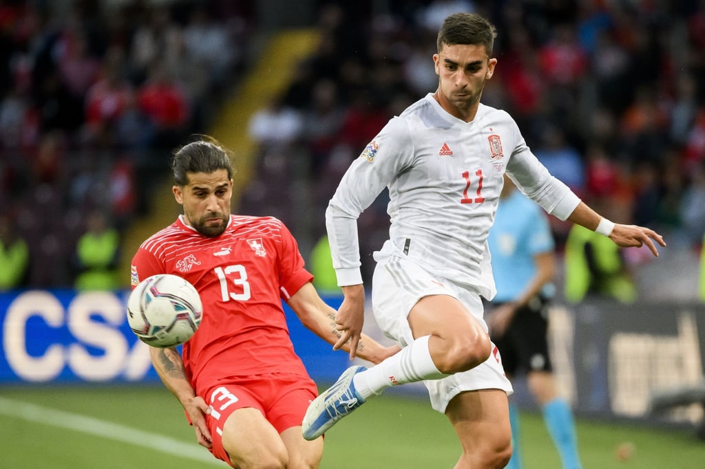 Ricardo Rodriguez (l) hatte mit der Schweiz gegen Ferran Torres und Spanien das Nachsehen.