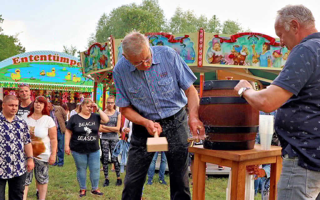 Den Fassbieranstich – wie ihn hier Ortsbürgermeister Gerhard Borstell (links) und Schausteller Werner Jacob beim letzten Parkfest vor der Coronapause in Tangerhütte vornahmen– wird es 2022 wieder geben.