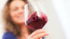 Ein Gläschen Wein ist ein beliebter Begleiter zum Essen. Allzu viel sollte man aber nicht konsumieren. Denn wer regelmäßig trinkt, riskiert Gesundheitsschäden. Foto: Christin Klose/Symbol/