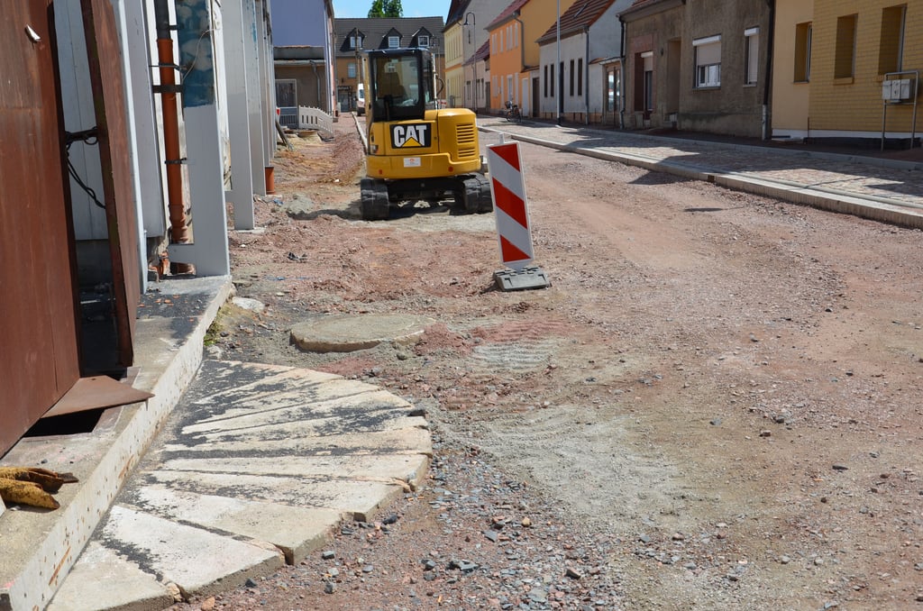 Auch an der länger dauernden Lösung des Klärgruben-Problems lag es, dass der Terminplan in Schieflage geriet. Die Klärgrube ragt in den Straßenkörper hinein, wird nun mit dem Fußweg überbaut. Zum Abriss der Laderampe konnte man sich einigen.