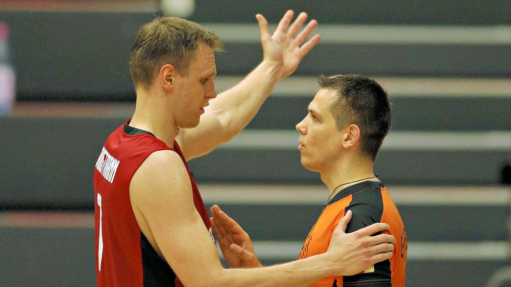 Der internationale Schiedsrichter Carsten Straube (r.), hier in einer Diskussion mit Nationalspieler Johannes Voigtmann, soll neuer Landeschef in Sachsen-Anhalt werden.