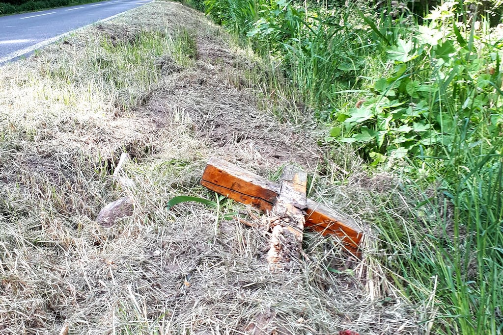 Auf der L 21 fielen vor wenigen Tagen Straßenkreuze der Mähmschine der Straßenmeisterei zum Opfer.