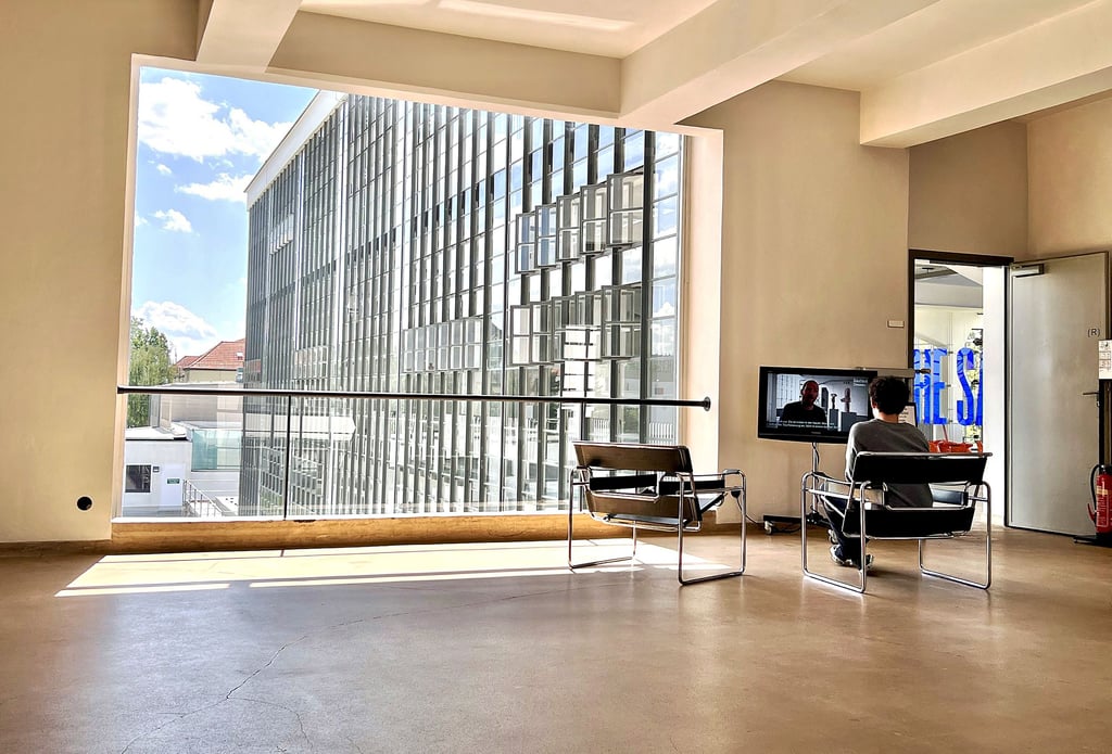Im Bauhaus und in den Meisterhäusern laufen vielfältige Sanierungsarbeiten. So wurde und wird nach und nach der Steinholzfußboden aufgearbeit, werden Risse verfüllt. Auf den Etagen im Foyer des Bauhausgebäudes informieren Filme in Dauerschleife die Besucher über die Arbeiten.