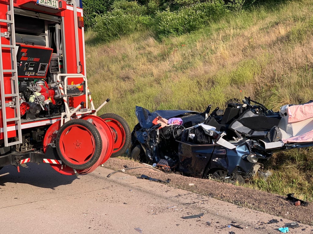 Bei dem schweren Unfall auf der A14 bei Halle wurden 19 weitere Personen verletzt.
