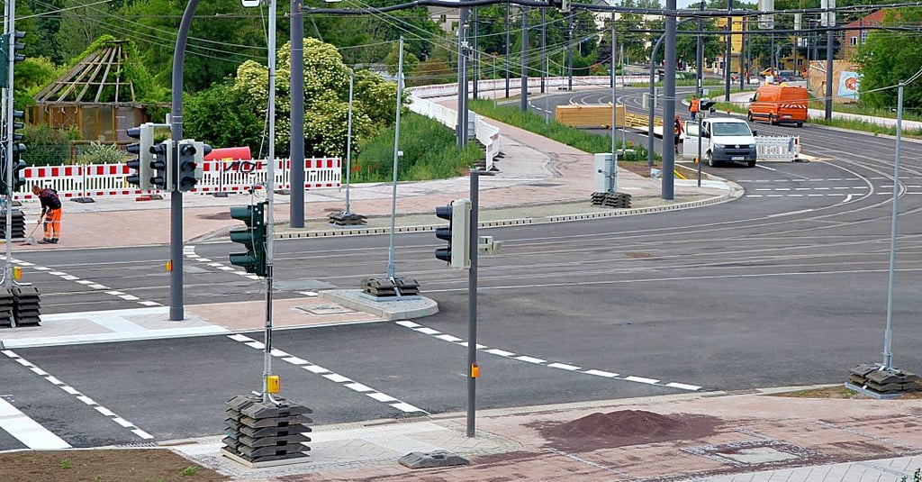 Alles neu am Heumarkt in Magdeburg: Blick auf die frisch gebaute, insgesamt knapp einen Kilometer lange Rampe in „S“-Form mit komplett neuem Gleisdreieck, Fahrbahnen, Fuß- und Radweg.