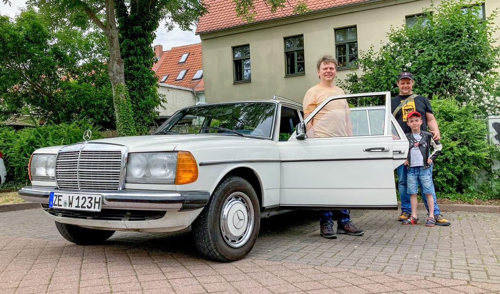 Torsten Vogel (vorn) hat Lukas und dessen Vater Jens Knibbiche mit seinem Mercedes abgeholt.