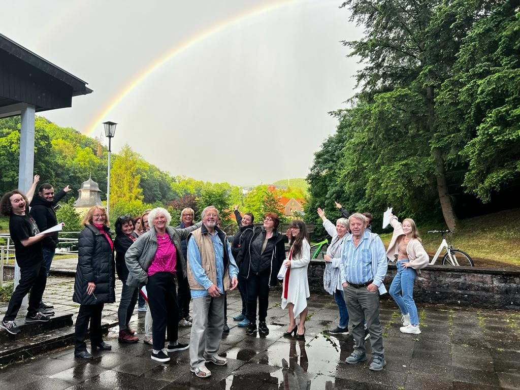 Dass es gelegentlich zu den Proben auf der Freilichtbühne tüchtig regnete, hat die Stolberger Theatergruppe nicht gestört. Der Regenbogen war einst das Symbol der aufständischen Bauern.