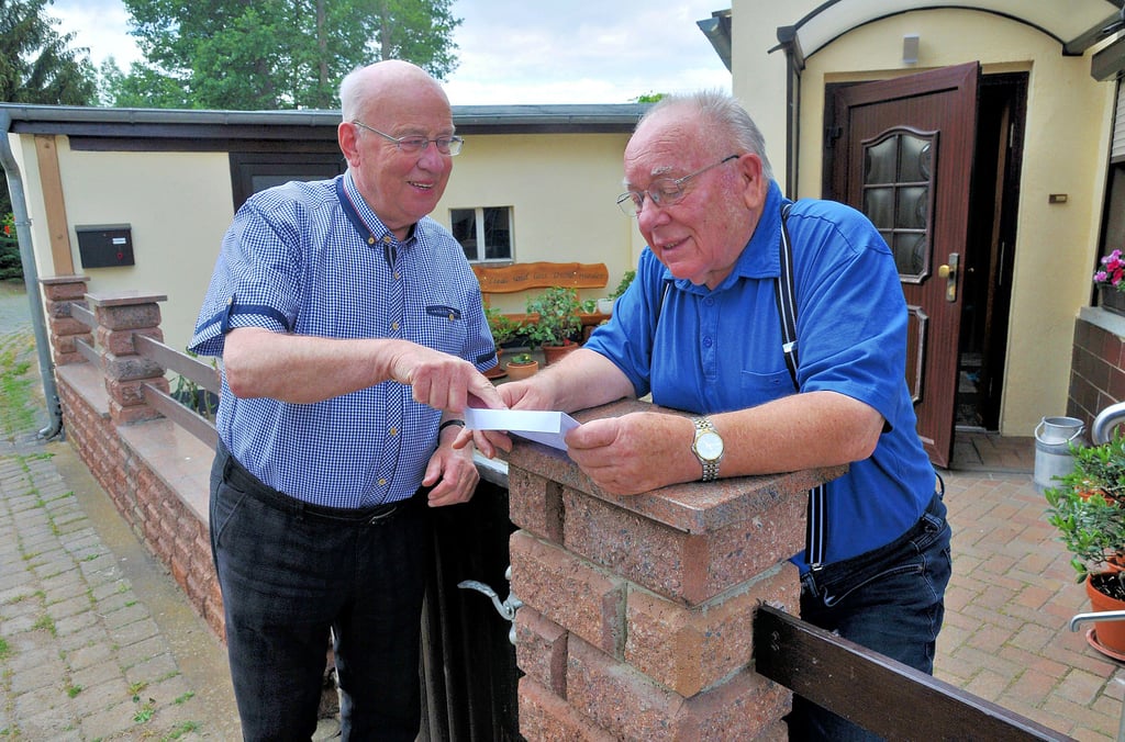 Der Plausch über den Gartenzaun gehört bei Manfred Schröter und Eberhard Scheer in der Krummen Straße in Berga dazu.