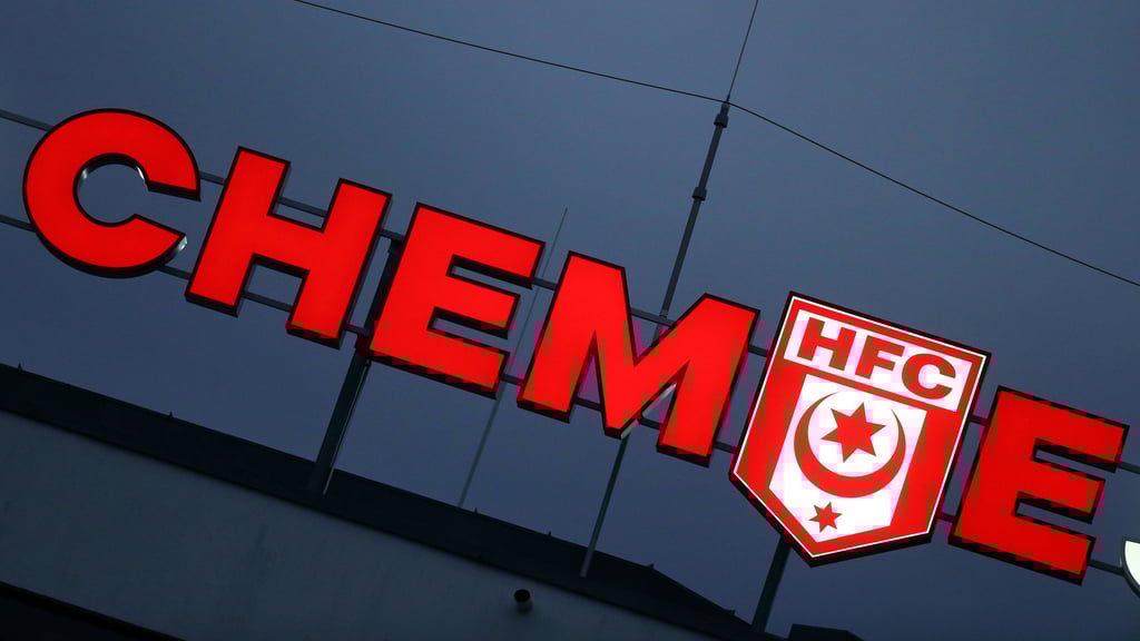 Beim Halleschen FC hängt der Haussegen schief. Zwei Mitarbeiter haben in Trikots von Dynamo Dresden posiert. Das gefällt den Fans gar nicht.