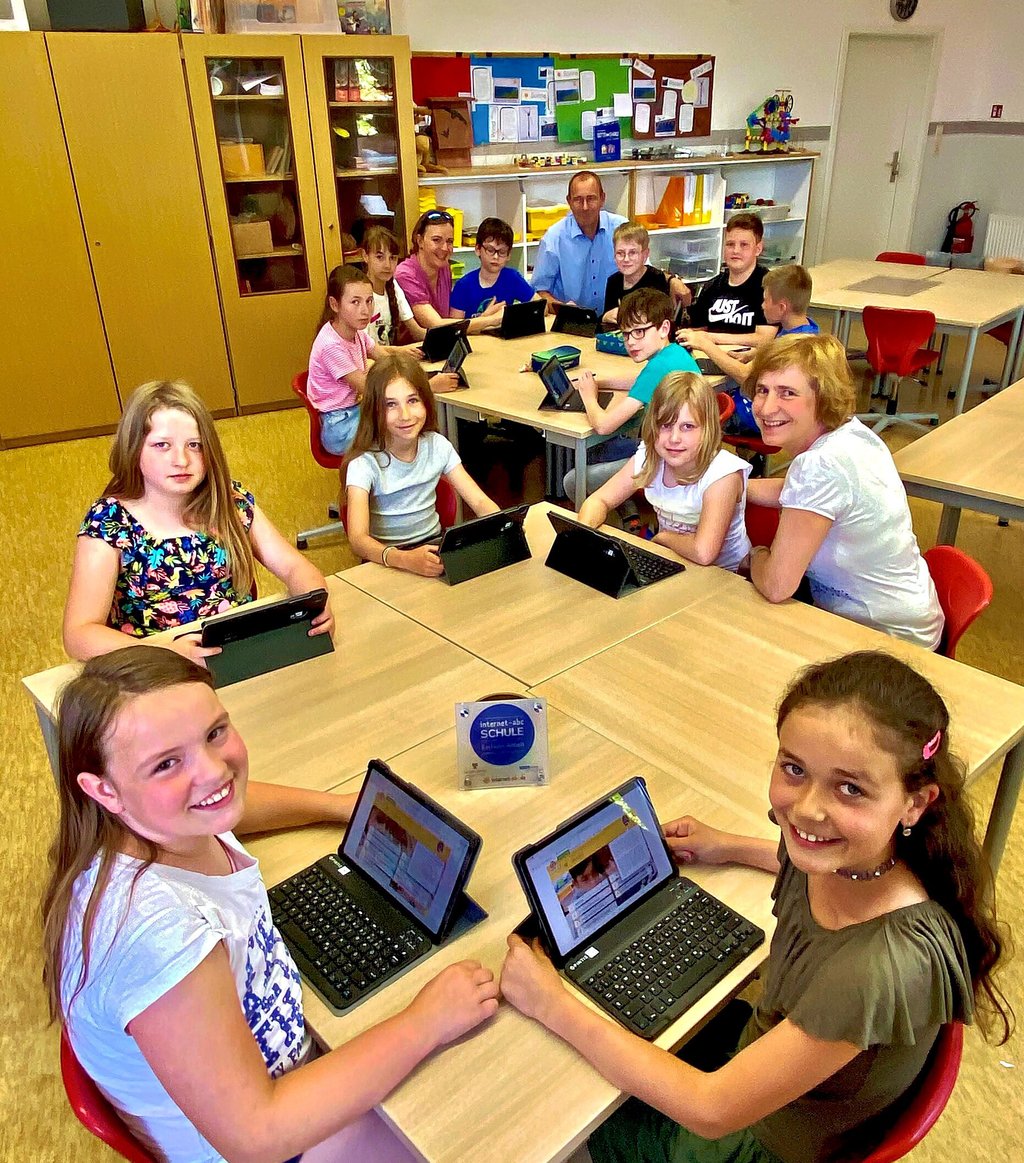 Freya (links, 10) und Nora (10) freuen sich mit ihren Mitschülern und Lehrern über die Auszeichnung.