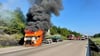 Einsatz für die Feuerwehr an der A14 bei Schönebeck: Ein Laster stand in Flammen.