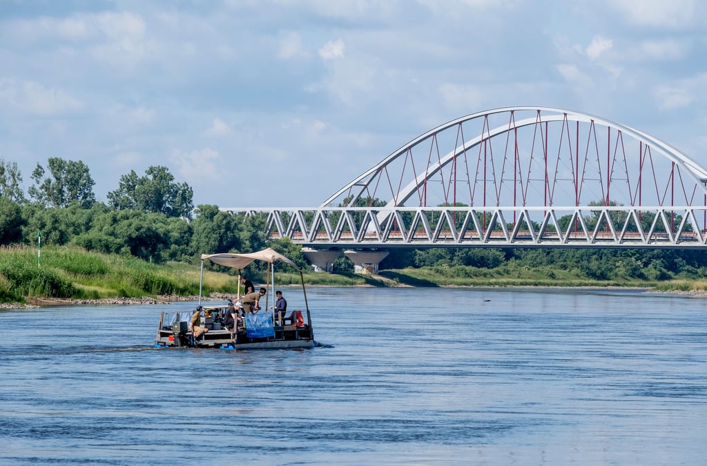 Elbebrücke bei Wittenberg: Ein Jahr hat der Bau der „Recyclo“ gedauert. Die Materialien, die fast komplett aus recycelten Stoffen bestehen, kosteten ungefähr 10.000 Euro.