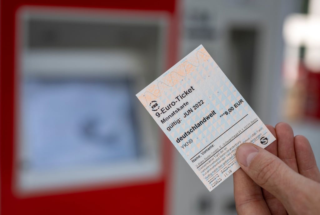 Laut einer Umfrage ist ein Großteil der Bundesbürger zufrieden mit der Einführung des 9-Euro-Tickets.